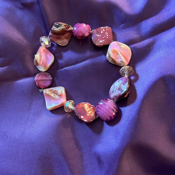 Source Unknown Jewelry - Pretty Pink and Purple Resin bead stretch bracelet. Unbranded.